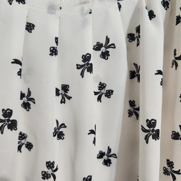 LC Lauren Conrad Cream Blouse with Black Bow Pattern, size M - Picture 5 of 7